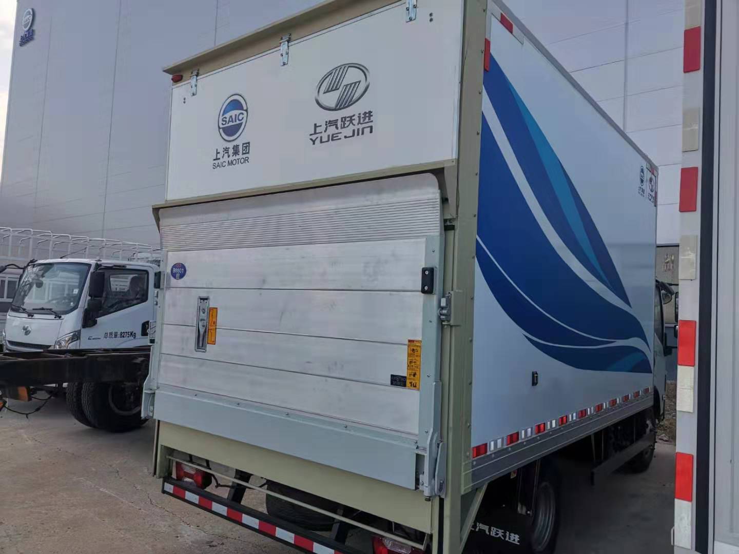 垂直升(sheng)降汽車尾闆