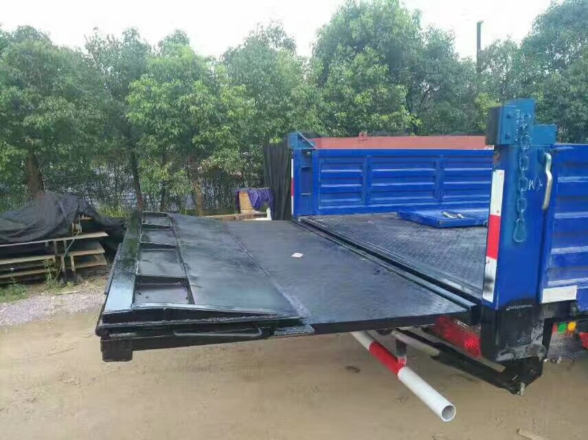 折疊(dié)式汽車尾(wěi)闆