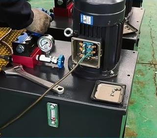 國(guo)立液壓，重(zhong)注安全生(sheng)産意識，用(yong)心生産