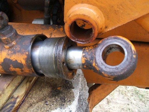 裝載機活塞(sai)杆的拆卸步驟拆(chai)下密封件圖