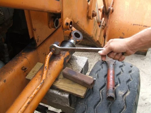 裝載(zai)機活塞杆的拆卸(xiè)步驟釋放壓力圖(tu)