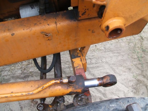 裝載機活塞(sāi)杆的拆卸步驟在(zài)木塊上支撐圖