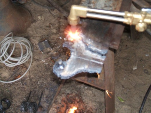 裝載機活塞杆(gǎn)的拆卸步驟制作(zuo)擰開壓蓋的工具(jù)圖