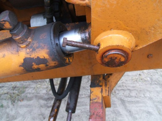 裝載機活塞杆(gan)的拆卸步驟斷開(kāi)兩端連接圖